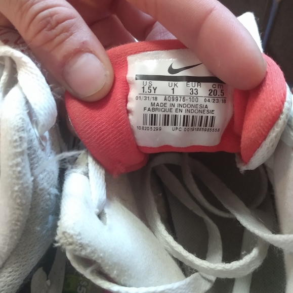 Kids Nike shoes $30 white women's shoes $25 - Picture 3 of 6